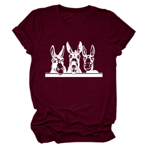 Detail eines burgunderroten Baumwoll-T-Shirts mit drei weißen Cartoon-Esel-Grafiken