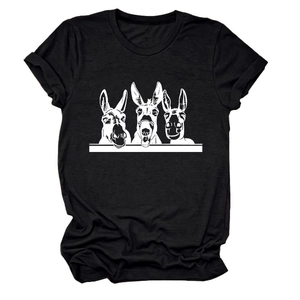Detailansicht der Baumwolltextur und des Esel-Cartoon-Aufdrucks auf dem schwarzen T-Shirt