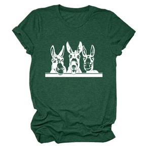 Detail eines grünen T-Shirts mit süßem Esel-Grafikdruck und Rundhalsausschnitt