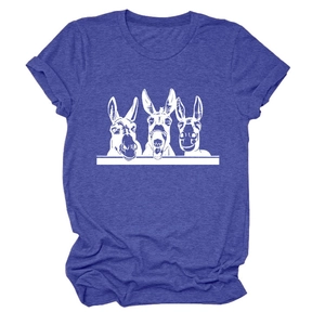 Detailansicht der drei weißen Eselgrafiken auf einem dunkelblauen Baumwoll-T-Shirt