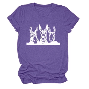 Detail eines lila Baumwoll-T-Shirts mit drei lustigen weißen Esel-Grafikdrucken