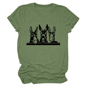 Drei lustige Esel-Cartoons auf einem grasgrünen Baumwoll-T-Shirt mit Rundhalsausschnitt