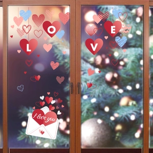 Détail de lettres LOVE et autocollants de fenêtre en cœur avec stickers d'enveloppe