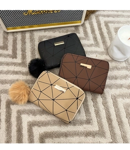 Trois portefeuilles géométriques noirs, marron et beige avec pompons décoratifs