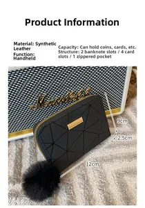 Détails d'un portefeuille noir matelassé avec garniture dorée et pompon décoratif