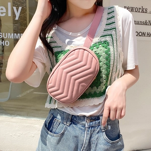 Sac banane rose matelassé en similicuir avec motif en V et sangle ajustable