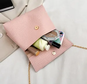 Rosa Tasche mit Litschi-Struktur zeigt Innenraum für Kosmetik und Parfüm