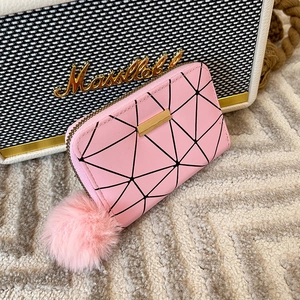 Portefeuille matelassé rose à motifs géométriques avec pompon et fermeture dorée