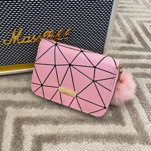 Portefeuille rose en cuir PU avec motifs triangles noirs et un joli pompon en peluche