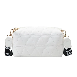Détail du sac photo blanc en PU avec matelassage triangle et bandoulière tissée