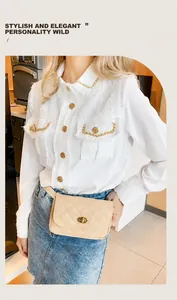 Détail d'un sac bandoulière beige matelassé porté avec chemise blanche et jupe en jean