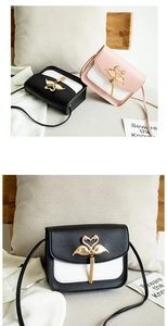 Detail von eleganten Kontrastfarben Schwanenklappen Taschen mit Goldquasten und Kette