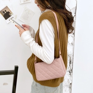 Sac sous le bras rose matelassé pour femmes avec coutures en losanges et sangle