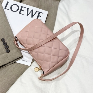 Petit sac bandoulière rose matelassé pour femme avec surpiqûres et pendentif doré