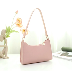 Detail der rosa PU-Leder-Achseltasche mit goldenem Reißverschluss in eleganter Umgebung