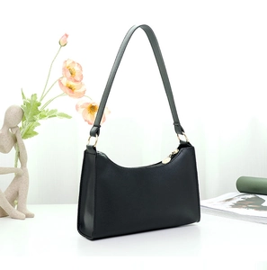 Detailansicht der schwarzen Achseltasche mit eleganten goldenen Beschlägen und Design