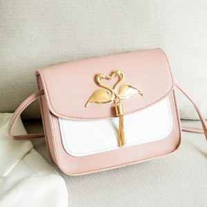 Umhängetasche in Pink und Weiß mit goldener Schwanen-Schnalle und Metall-Quaste