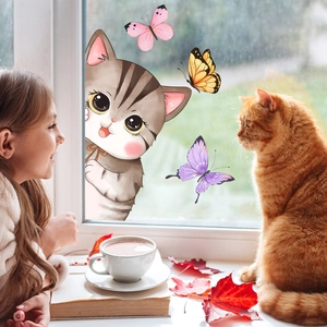 Detailansicht süßer Cartoon-Katzen und bunter Schmetterlings-Fensteraufkleber im Wohnraum