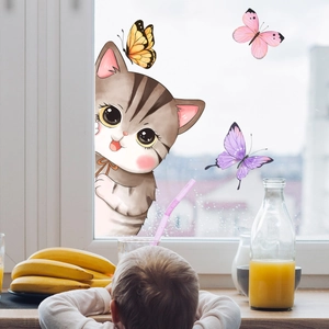 Detail von niedlichen Cartoon-Katzen- und Schmetterlings-Fensteraufklebern auf Glas