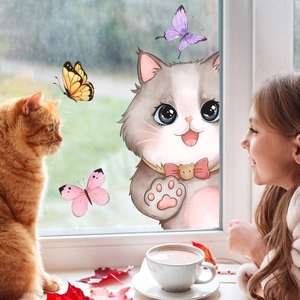 Detailansicht der Katzen-Fensteraufkleber mit Mädchen und Kätzchen in gemütlicher Wohnung