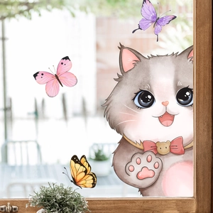 Detail von niedlichen grauen Katzen und bunten Schmetterlings-Fensteraufklebern auf Glas