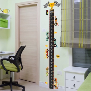 Detail van de racebaan lengtemeter muursticker met cartoon auto's en trofee decor