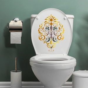 Detail eines goldenen Damast-WC-Deckelaufklebers in einem grünen Vintage-Badezimmer