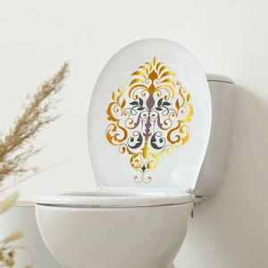 Nahaufnahme goldener Toilettenaufkleber mit nordischem Muster auf weißem Keramikdeckel