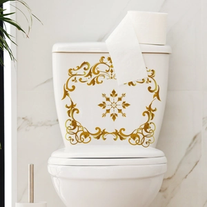Detailansicht eines barocken goldenen Blumen-WC-Aufklebers auf einem weißen Tank