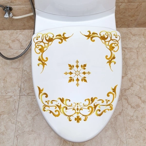 Detail eines luxuriösen goldenen Dekors mit Barockmustern auf einem weißen Toilettendeckel