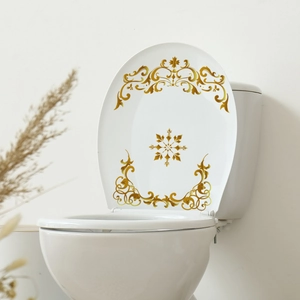 Detail eines nordischen Goldblumen-WC-Deckelaufklebers auf minimalistischem weißem Bad-Hintergrund