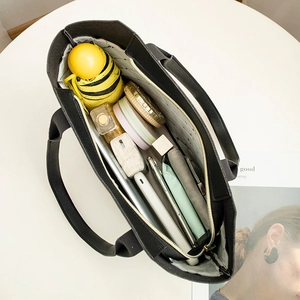 Sac fourre-tout en toile noire avec intérieur spacieux pour essentiels et cosmétiques