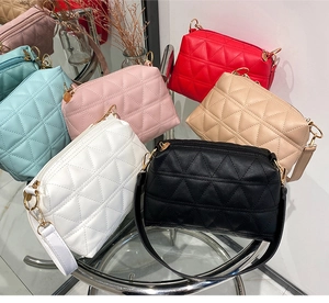 Détails de six sacs bandoulière en cuir PU matelassé dans diverses couleurs tendance