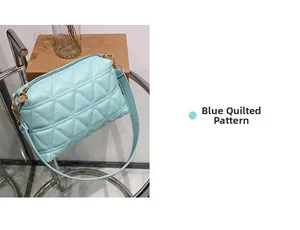 Détail du sac à bandoulière matelassé bleu clair avec fermeture éclair dorée élégante