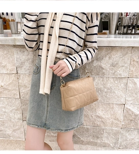 Détail du petit sac bandoulière matelassé kaki avec sa fine chaîne dorée élégante