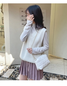 Sac bandoulière blanc matelassé avec gilet en tricot et jupe plissée de couleur violette