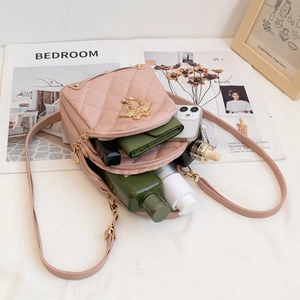 Rosa gesteppter Rucksack mit goldenem Flügelanhänger und offenem Innenraum-Design