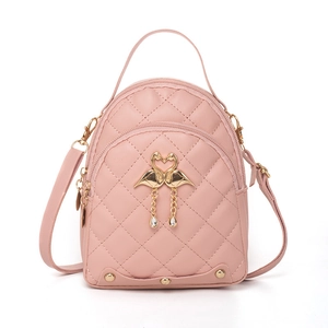 Rosafarbener gesteppter Mini-Rucksack mit goldenem Flamingo-Herzanhänger und Quaste