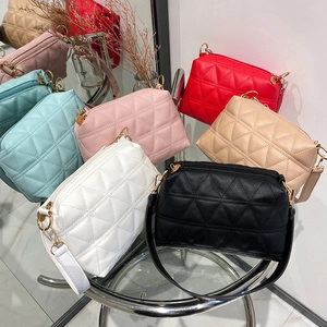 Sac à Épaule Matelassé pour Femmes en Cuir PU Sac Bandoulière Géométrique avec Quincaillerie Dorée Petit Sac Carré
