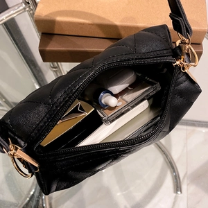 Sac bandoulière matelassé noir avec détails dorés et intérieur spacieux pratique