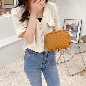 Borsa a tracolla trapuntata color caramello con catena dorata stile casual donna