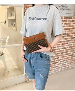 Fashionable two-tone clutch bag with rhombus texture and metal zip detail in street style