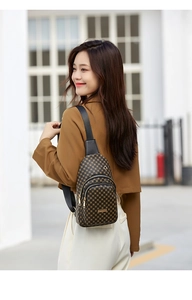 Braune Vintage-Brusttasche für Damen am Model präsentiert für stilvolles Tragen