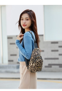 Detailansicht der Brusttasche mit Leopardenmuster, Doppelreißverschluss und Gurt