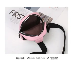 Bolso bandolera rosa de cuero con espacio interno para lápiz labial y teléfono móvil