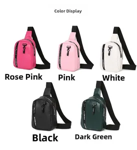 Detalle de bolsos bandolera pequeños en colores rosa, blanco, negro y verde oscuro