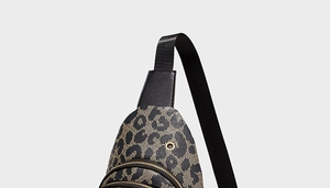 Detail der Brusttasche mit Leopardenmuster, Metall-Reißverschlüssen und Webstruktur