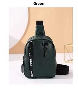 Detalle de bolso de pecho en cuero PU verde con estampado sport y cremallera