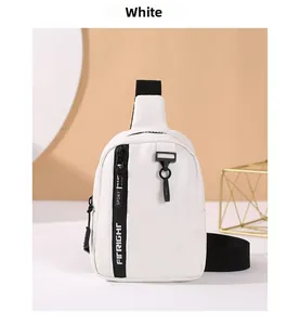 Detalle de bandolera de cuero PU blanco con cremallera vertical decorativa y logo deportivo
