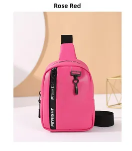 Primer plano del bolso bandolera rojo rosa con correa negra Fitright Sport